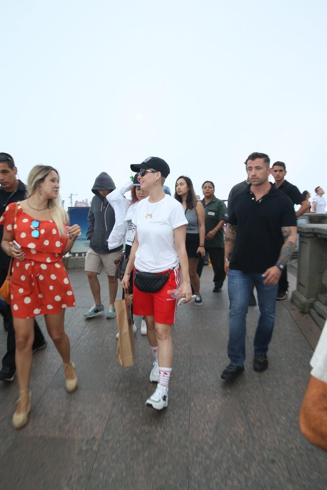 A cantora Katy Perry visitou o Cristo Redentor, no Rio de Janeiro, antes de fazer show na capital fluminense - AgNews