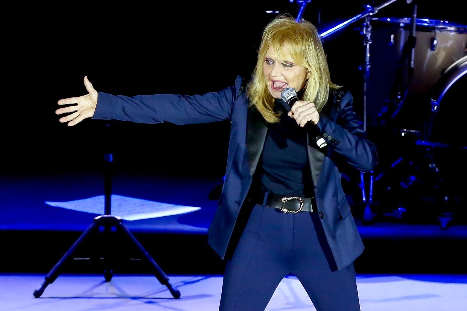 Cantora Rita Pavone passa mal e sai carregada do palco em show no Brasil - Manuela Scarpa/Brazil News