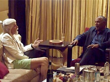 Sacha Baron Cohen, fantasiado, entrevista O.J. Simpson  - Reprodução/Showtime