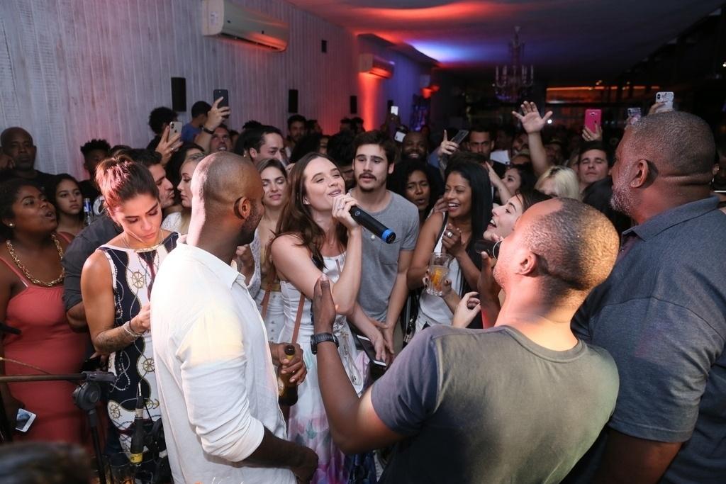Juliana Paiva também arriscou cantar na festa de Rafael Zulu - Anderson Borde/Ag.News