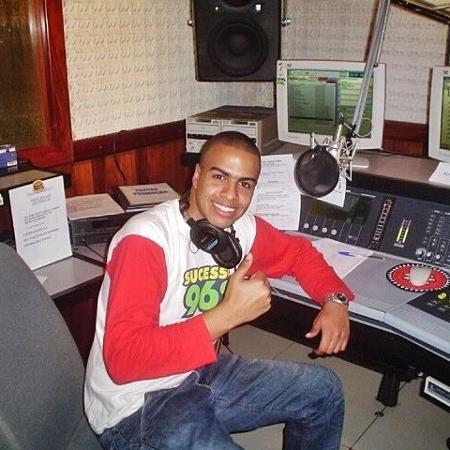Thiago Oliveira em seu primeiro trabalho na comunicação, como locutor da rádio Sucesso FM - Thiago Oliveira/Arquivo pessoal - Thiago Oliveira/Arquivo pessoal