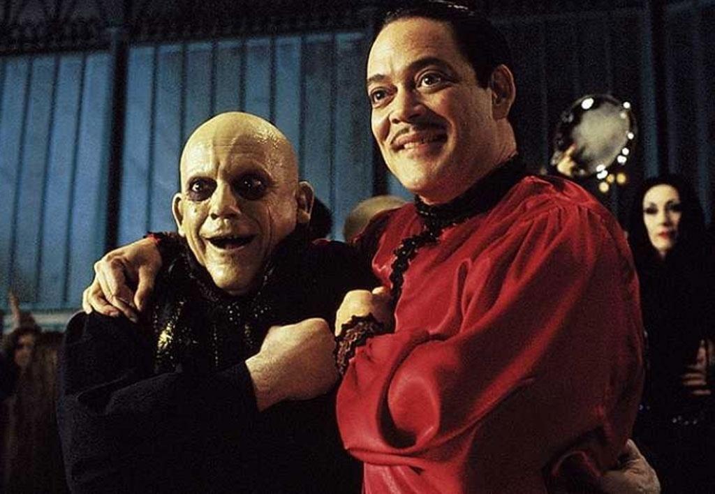 Raul Julia e Christopher Lloyd em "A Família Addams" (1991) - Divulgação