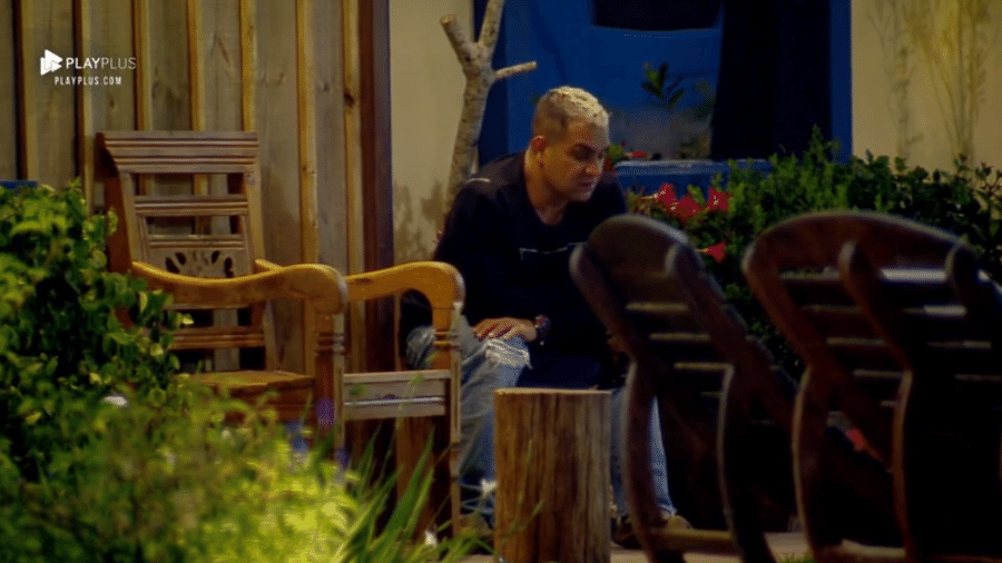 Evandro Santo fala sozinho no jardim - Reprodução/PlayPlus