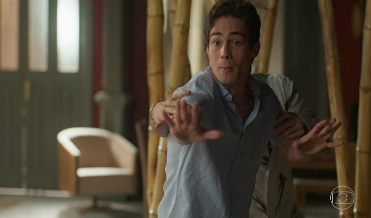 Laureta tenta atirar em Valentim (Danilo Mesquita) - Reprodução/TV Globo