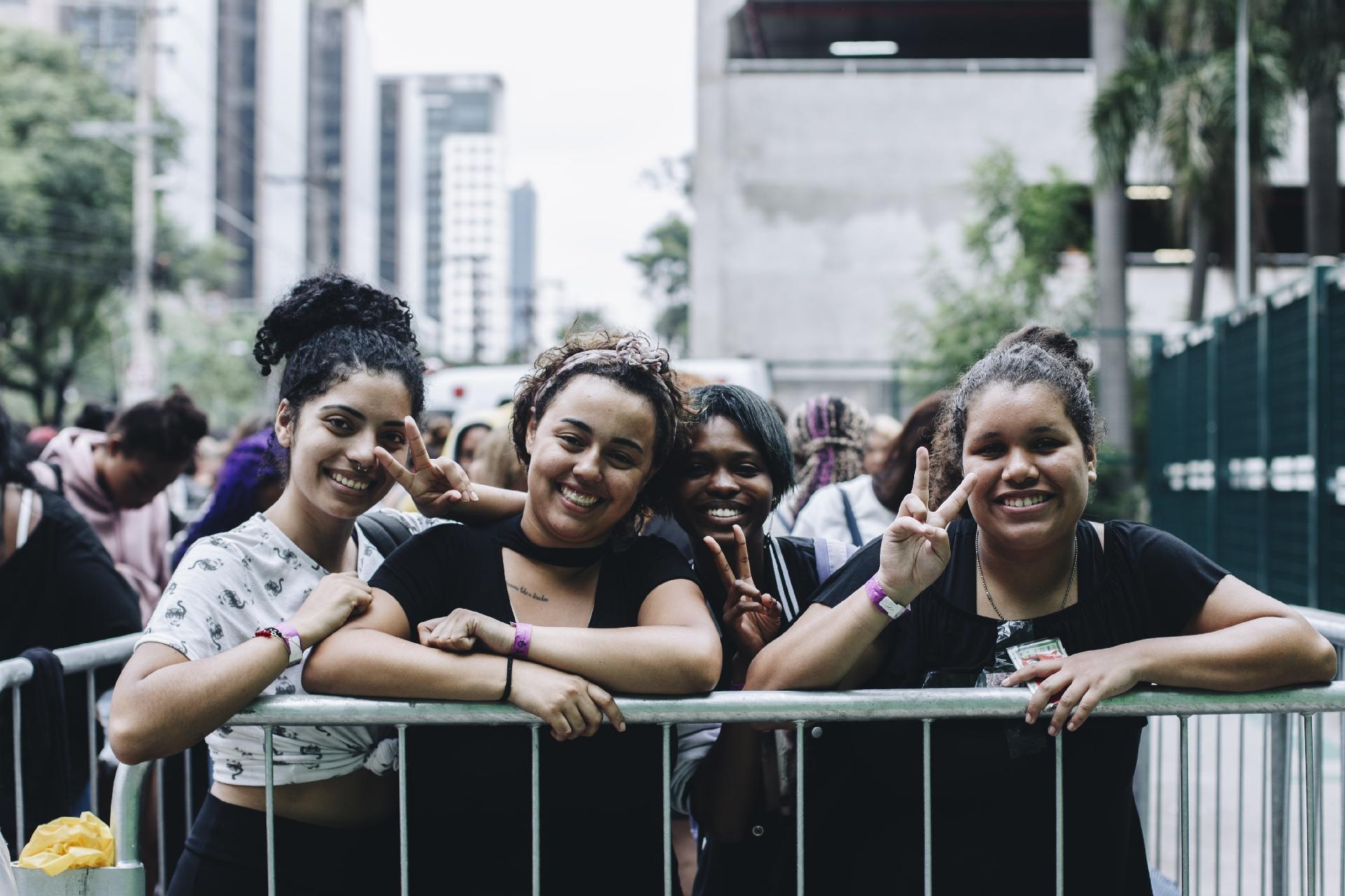 Com mais de 5 mil pessoas na fila, fãs enfrentam chuva para comprar ingressos para o show do BTS no Allianz Parque, em São Paulo - Carine Wallauer/UOL