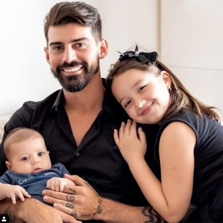 Radamés com o filho, Matheus, e a enteada, Giovana, que ele considera filha - Reprodução/Instagram/clic_encantado