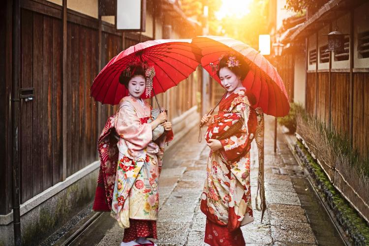 As figuras de gueisha e maiko são parte da herança cultural de Gion, em Quioto