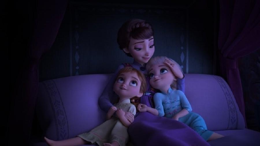As pequenas Elsa e Anna com a mãe, dublada por Evan Rachel Wood - Reprodução/Twitter