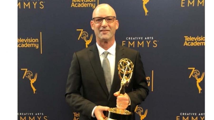 J. Michael Mendel posa com um de seus Emmys - Divulgação/IMDb