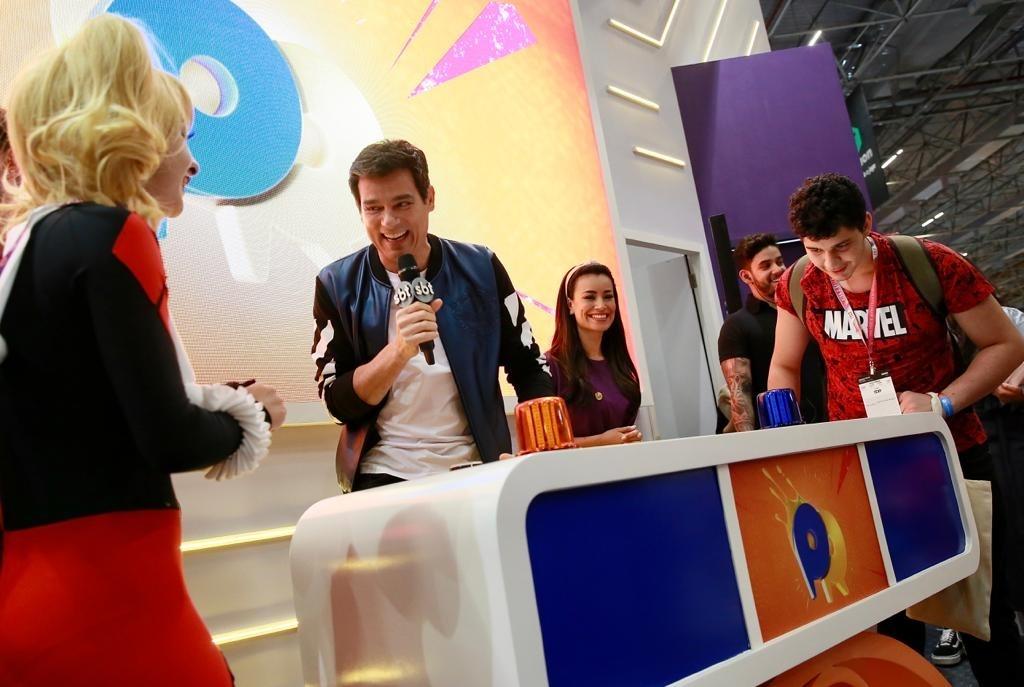 Celso Portiolli comanda torta na cara no estande do SBT durante a CCXP 2019 - Iwi Onodera/UOL