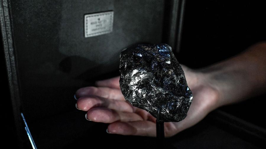 Louis Vuitton exibe 2º maior diamante do mundo em Paris - STEPHANE DE SAKUTIN / AFP