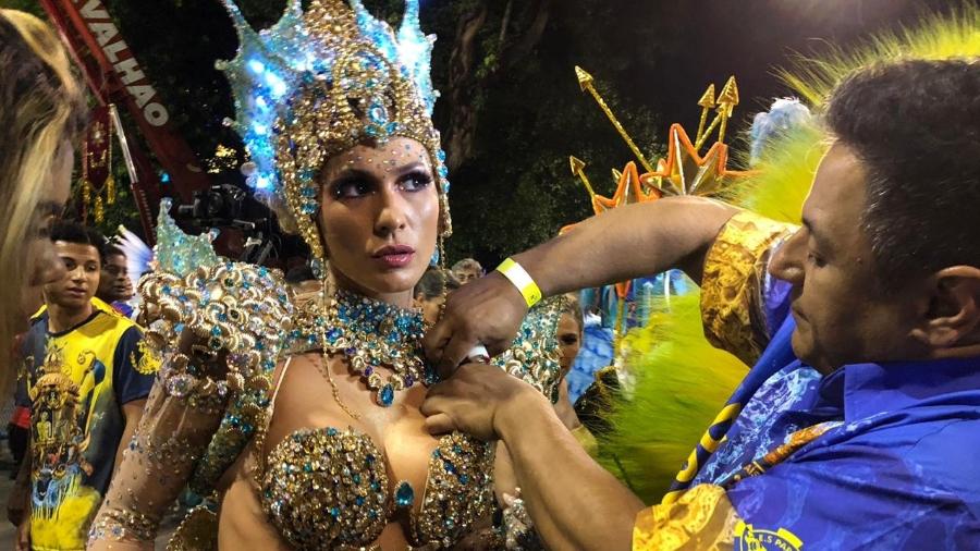 Lívia Andrade faz ajustes na roupa antes de estreia como rainha da Bateria da Paraíso do Tuiuti - Herculano Barreto Filho/UOL