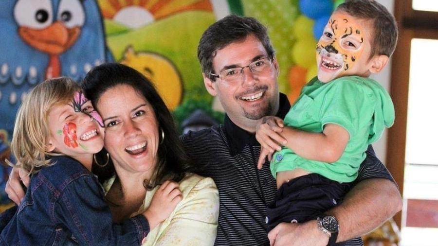 Engenheiros Fabiana e Marcus Clark juntos com os filhos, Raissa e Benjamin - Arquivo pessoal