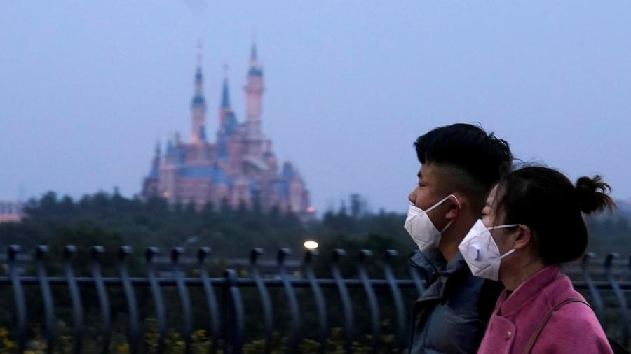 Frequentadores usam máscaras para entrar na Disney Xangai, que acabou de reabrir - REUTERS/Aly Song/File Photo
