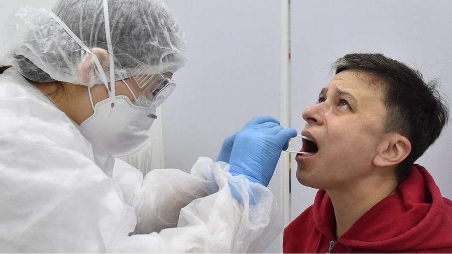 Células mortas expelidas do pulmão fazem exames darem positivo mais de uma vez - Getty Images