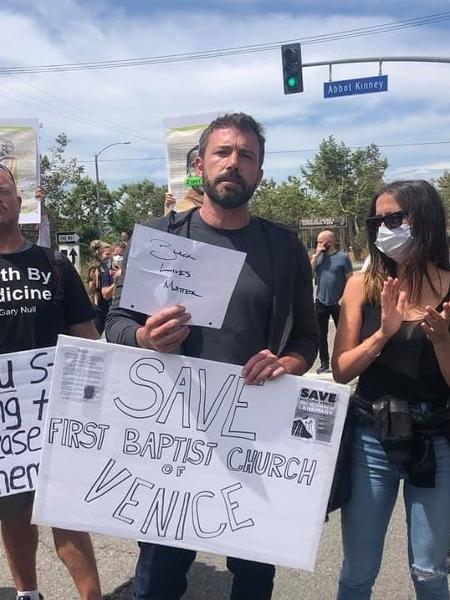 2.jun.2020 - Ben Affleck e Ana de Armas durante protesto na Califórnia - Reprodução / Twitter