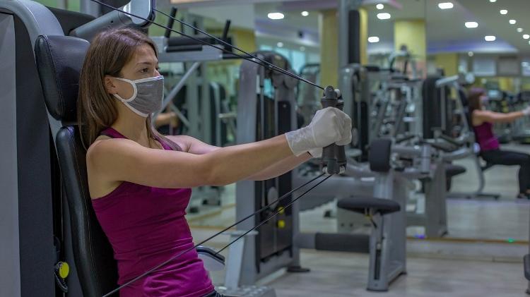 musculação com máscara, treino, exercício, pandemia - iStock - iStock
