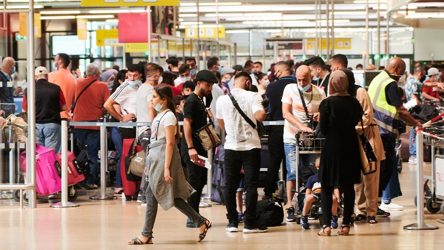 Viajantes demonstram a dificuldade em manter o distanciamento social em aeroporto alemão - Getty Images