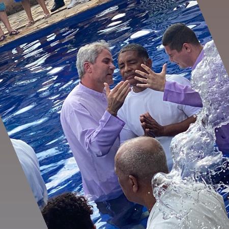 Pastor Márcio Poncio realiza batismo - Reprodução/Instagram
