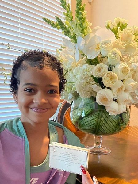 Lyric Jacks ao lado de flores enviadas por Beyoncé - Reprodução/Instagram