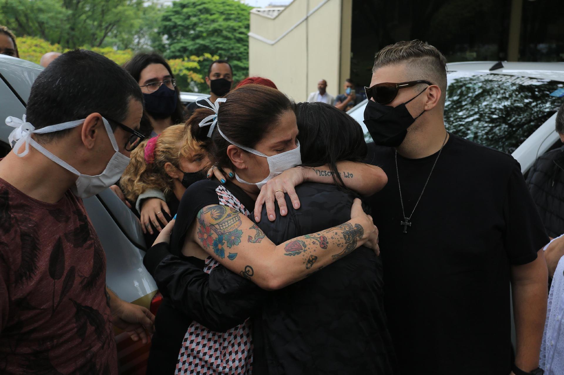 Fãs e familiares se emocionam no enterro de Vanusa - Amauri Nehn/Brazil News