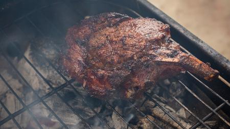 Carnes com osso levam mais sabor ao churrasco e impressionam pelo visual -  01/12/2020 - UOL Nossa