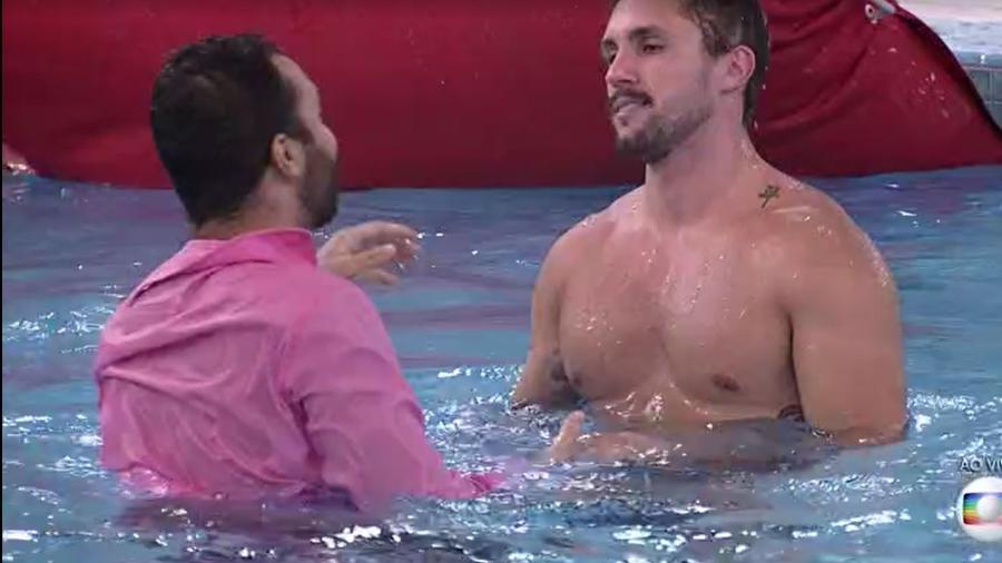 Gil e Arthur pulam na piscina - Reprodução/ Globoplay