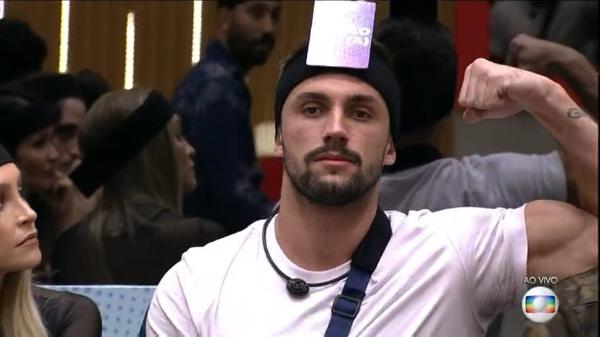 BBB 21: Arthur mostra braço musculoso durante jogo da discórdia - Reprodução/ Globoplay