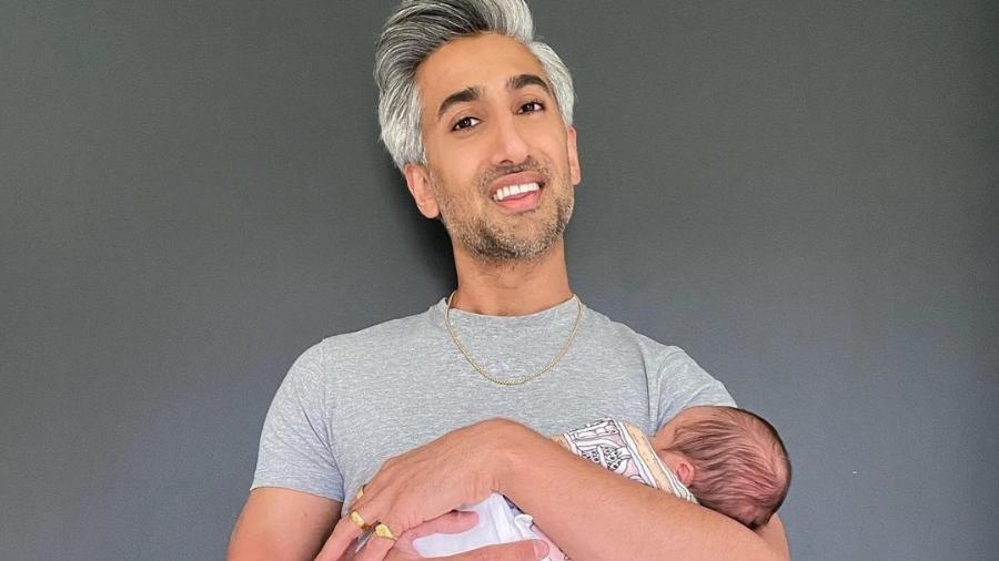 Tan France, um dos nomes do quinteto de "Queer Eye", anuncia chegada do primeiro filho com o marido - Reprodução/Instagram