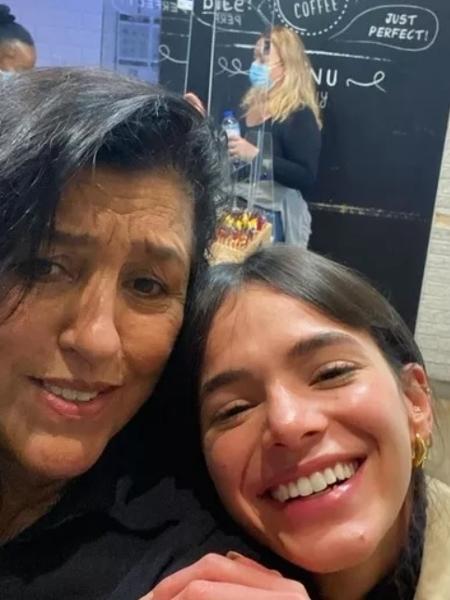 Regina Casé e Bruna Marquezine se reencontram no aeroporto - Reprodução: Instagram