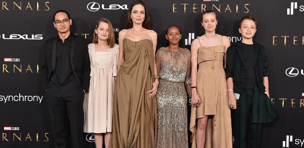 Filhos de Angelina Jolie e Brad Pitt pedem para retirar sobrenome do pai