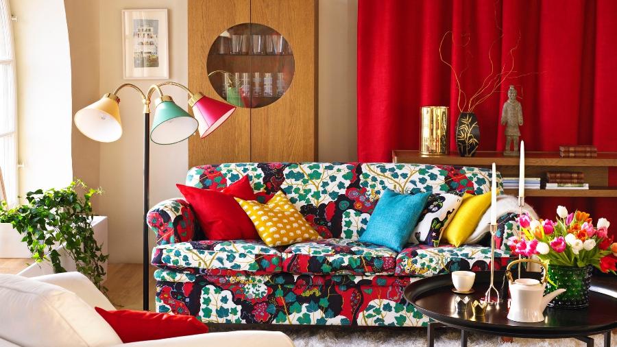 Objetos coloridos podem mudar o astral de ambientes como a sala de estar - Getty Images/Johner RF