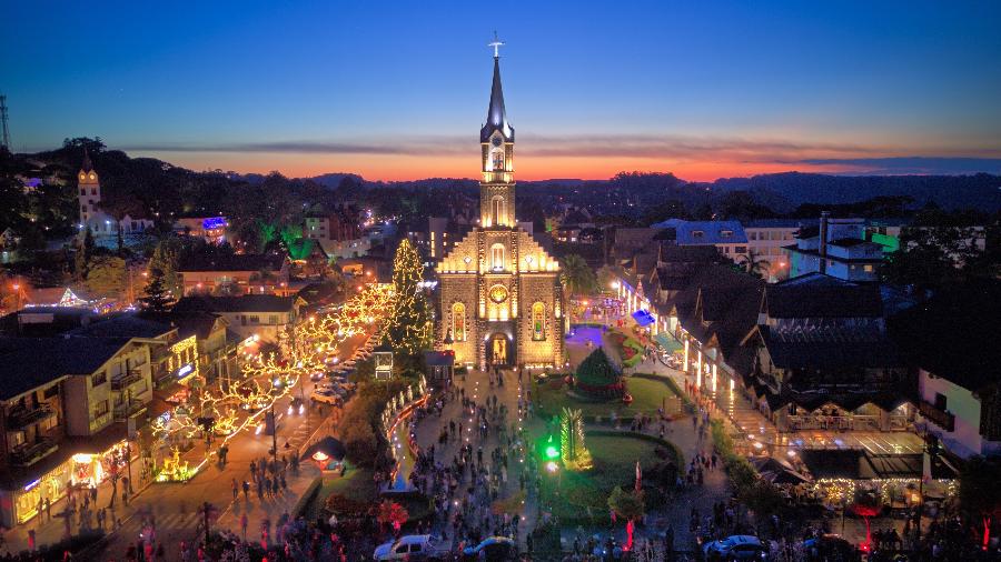Vista aérea da Catedral de Gramado, iluminada para as celebrações de Natal - advjmneto/Getty Images/iStockphoto