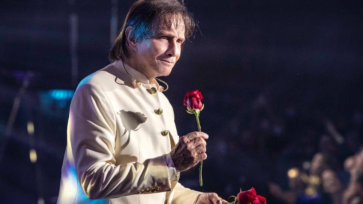 Roberto Carlos lança turnê 'Eu Ofereço Flores'