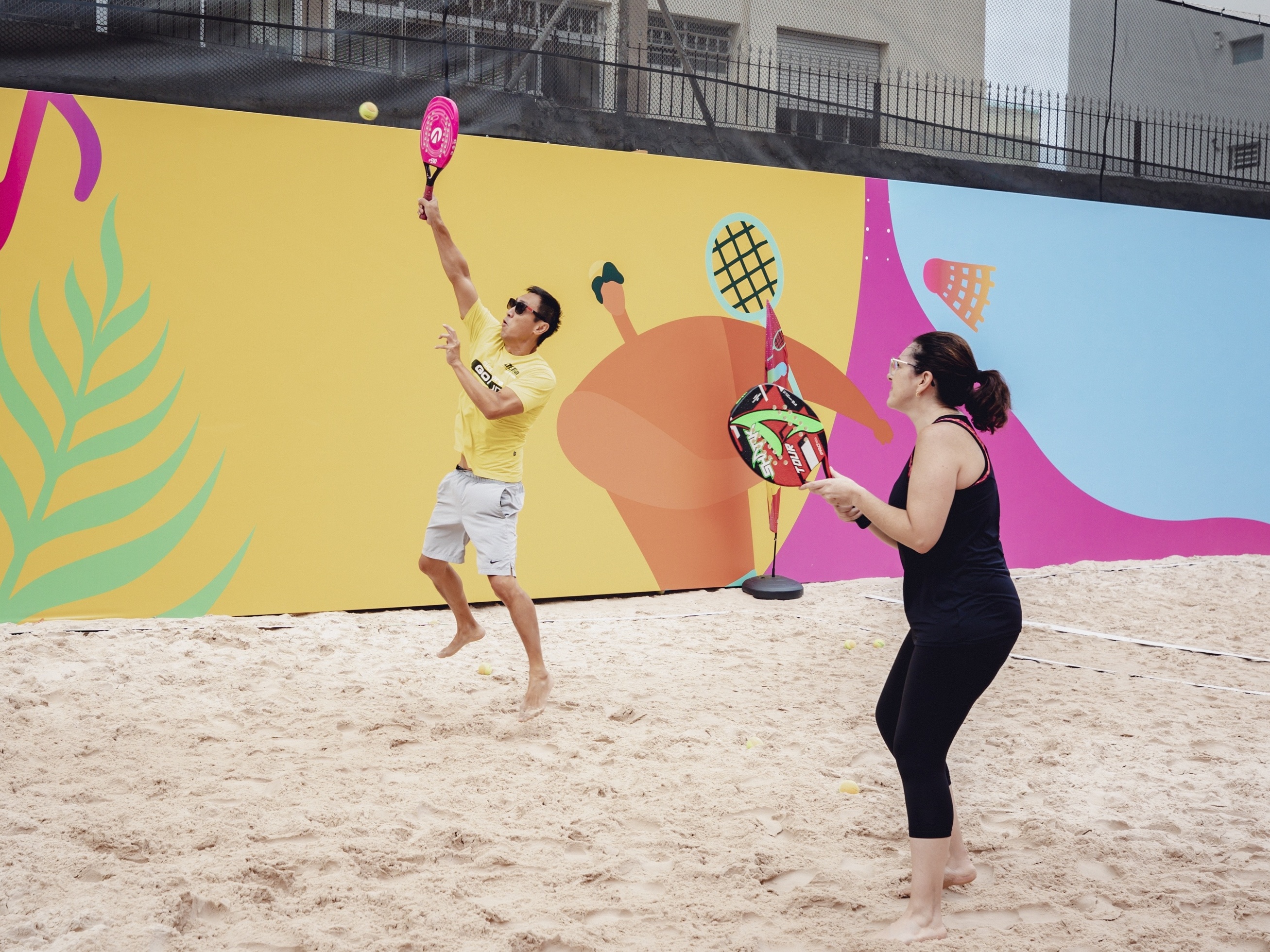 Praia: Jogar à bola, com raquetes e ouvir música alta passa a dar multa