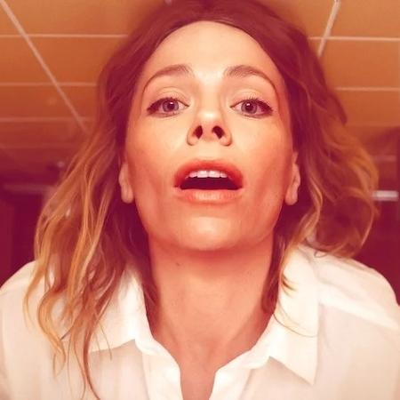 Hanna (Katia Winter) se masturba no banheiro do trabalho para aliviar a tensão - Divulgação/Netflix