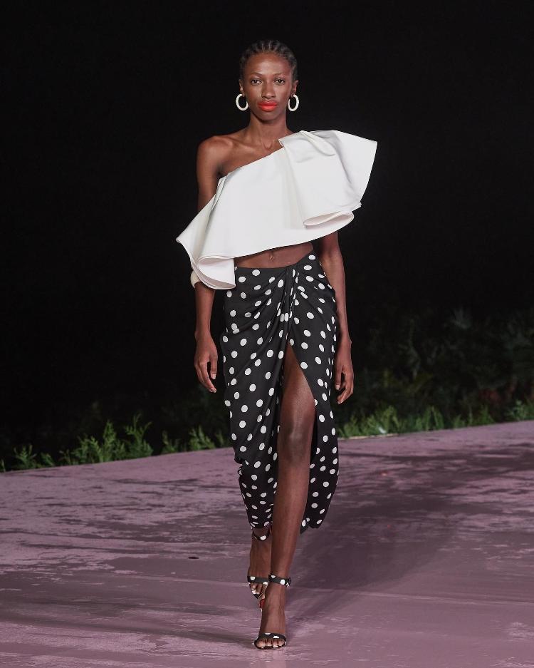 Carolina Herrera desfila coleção Resort 2024 no Rio