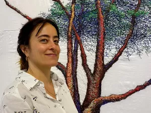 Nunca é tarde: psicóloga troca consultório por ateliê e borda tela de 4 m