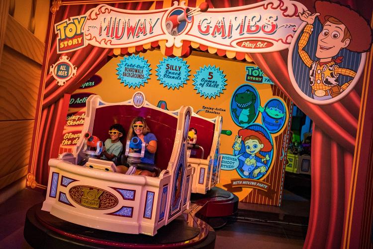 Toy Story Mania: adultos e crianças, mesmo as pequenas, curtem a atração