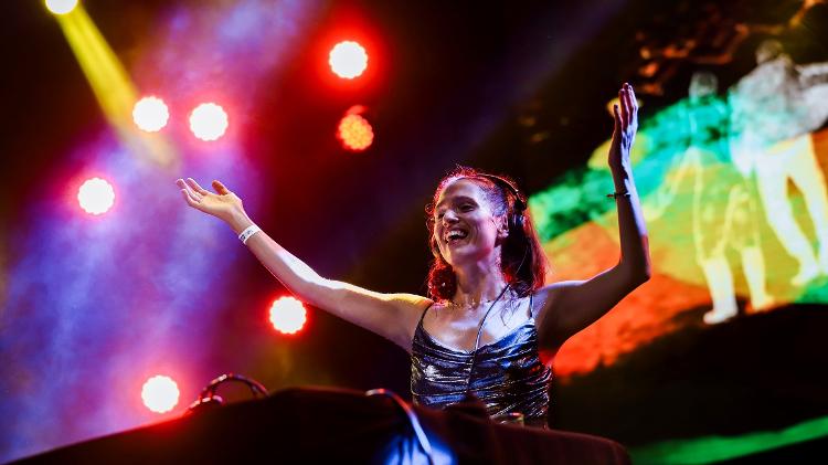A DJ colombiana Loa Malbec abriu o primeiro dia do festival Rec-Beat, no Recife, sábado (10)
