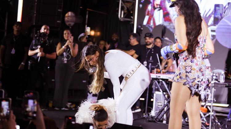 Maiara beija os pés de Simone na primeira noite do Navio Maiara e Maraisa