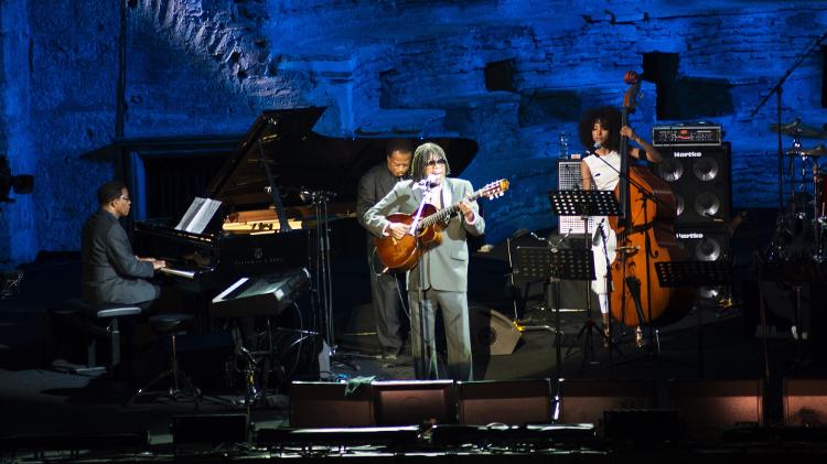 Herbie Hancock (piano), Wayne Shorter (saxofone), Milton Nascimento (violão) e Esperanza Spalding (baixo) se apresentam no All-Star Concert como parte do Dia Internacional do Jazz, no Museu Hagia Irene, em 30 de abril de 2013, em Istambul, Turquia