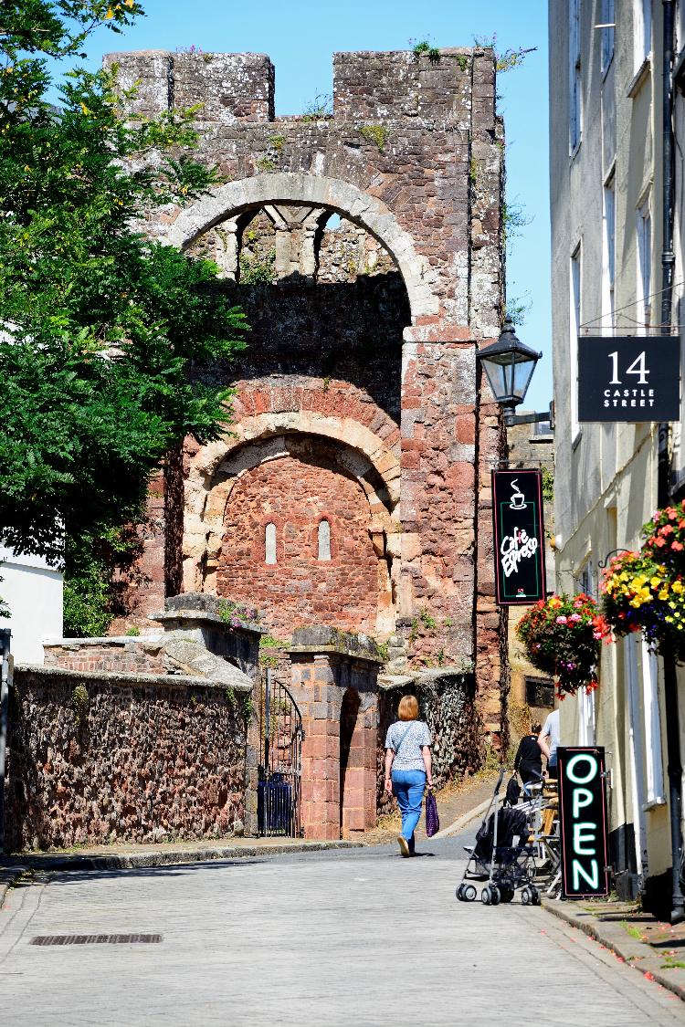 As ruínas do antigo Castelo de Exeter, em Devon. Construção foi quase totalmente demolida e reerguida de forma mais moderna, mas esta portaria dos tempos dos julgamentos de bruxaria ainda permanece