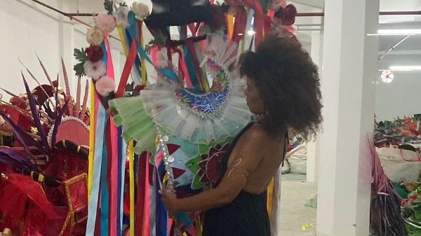 Giselle Ondeza, fundadora da Usebasha, recolhe fantasias que sobraram do Carnaval para a produção de acessórios Giselle Ondeza, fundadora da Usebasha, recolhe fantasias que sobraram do Carnaval para a produção de acessórios