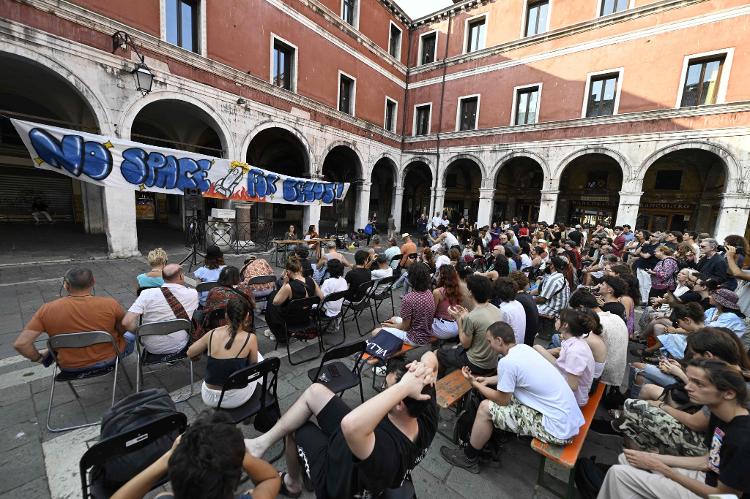 Venezianos protestam contra o casamento do fundador da Amazon, Jeff Bezos, que acontecerá na cidade Venezianos protestam contra o casamento do fundador da Amazon, Jeff Bezos, que acontecerá na cidade