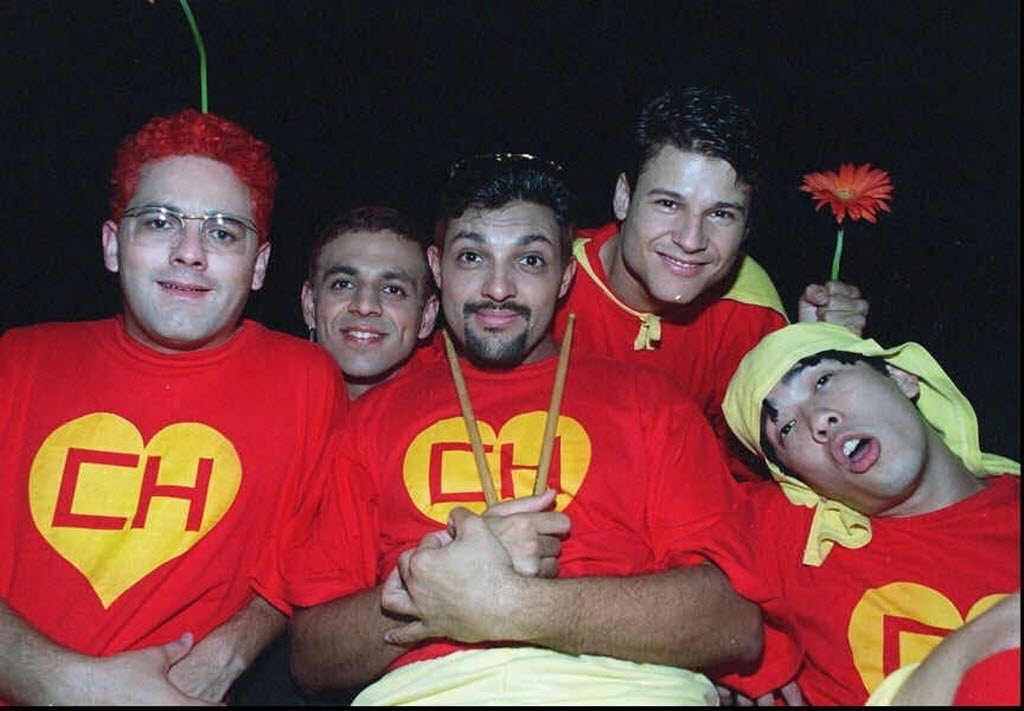 No auge do sucesso e com idades que não chegavam aos 30 anos, todos os integrantes do grupo brasileiro Mamonas Assassinas morreram quando o avião em que voavam chocou-se contra a Serra da Cantareira em São Paulo, em 2 de março de 1996 - Flavio Florido/Folhapress