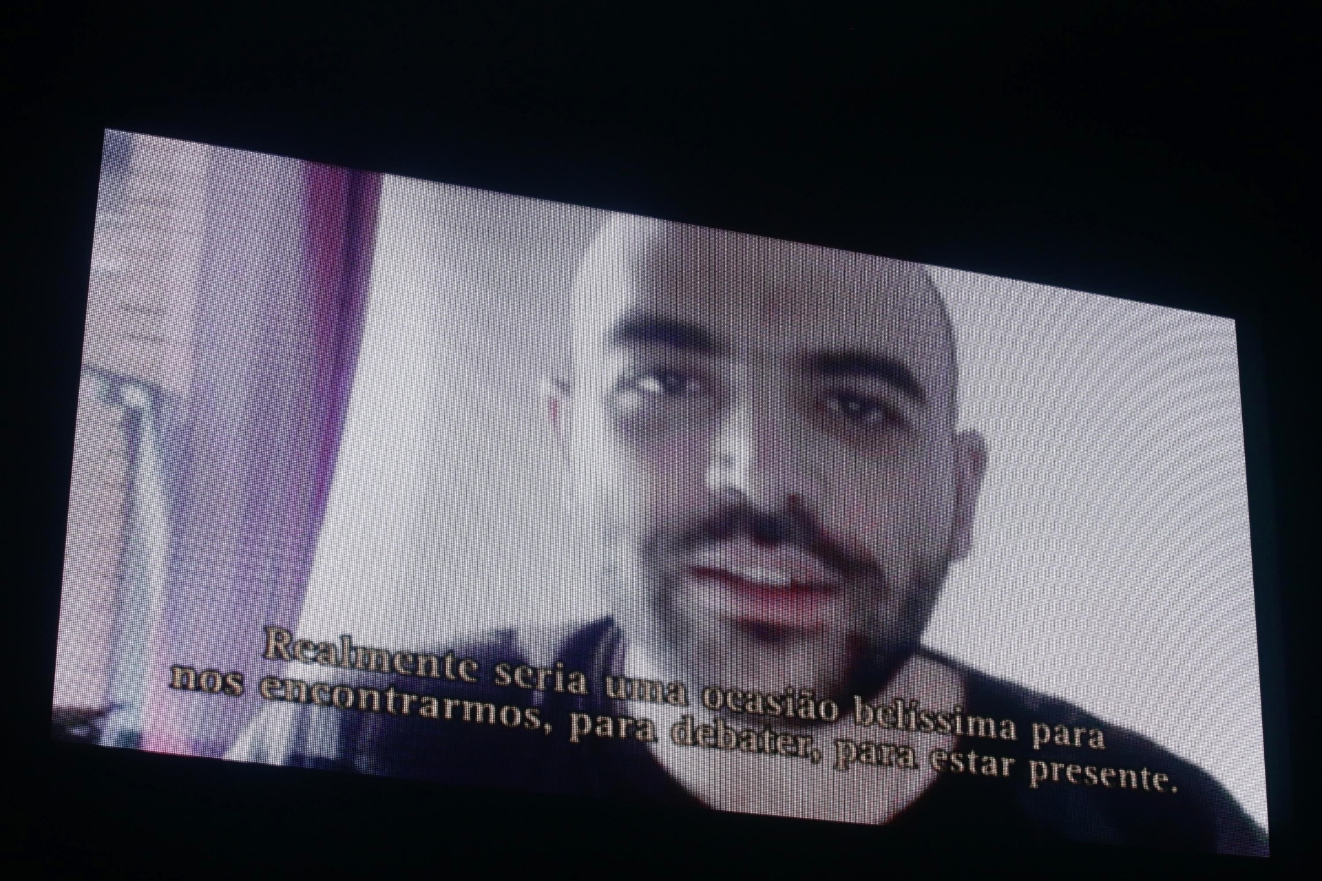 4,jul.2015 - O escritor italiano Roberto Saviano fala em vídeo com o público da Flip, justificando sua ausência. Trecho do vídeo foi exibido neste sábado (4). No domingo, o público pode vê-lo na íntegra durante a mesa "Livro de cabeceira", que encerrou o evento. - Luciana Serra/Folhapress