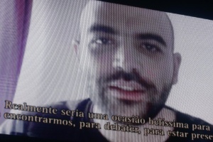 4,jul.2015 - O escritor italiano Roberto Saviano fala em vídeo com o público da Flip, justificando sua ausência. Trecho do vídeo foi exibido neste sábado (4). No domingo, o público pode vê-lo na íntegra durante a mesa "Livro de cabeceira", que encerrou o evento. - Luciana Serra/Folhapress
