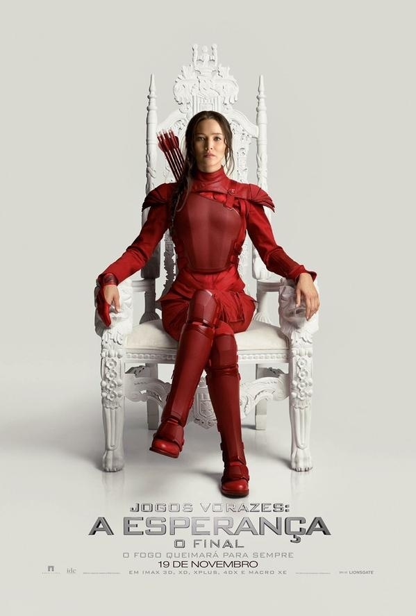 Katniss Everdeen (Jennifer Lawrence) ganhou um novo uniforme, todo vermelho, no pôster que prenuncia a tomada da Capital pelos rebeldes (a personagem aparece sentada no trono do presidente Snow). A última parte da saga "Jogos Vorazes", "A Esperança - Parte 2", estreia em 19 de novembro - Divulgação