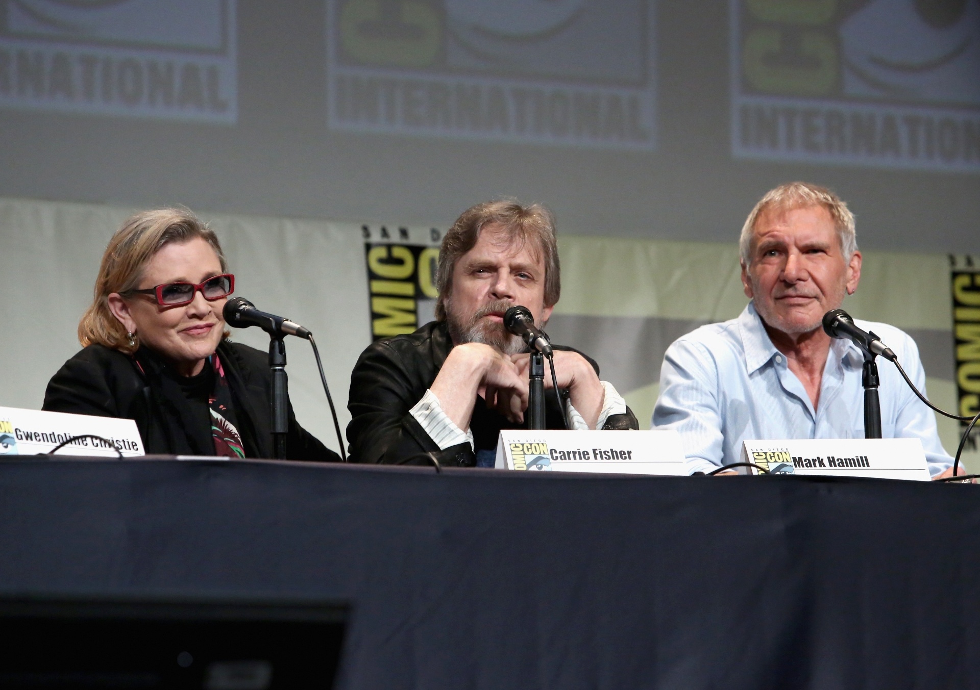 10.jul.2015 - Os atores Carrie Fisher, Mark Hamill e Harrison Ford conversam com os fãs de "Star Wars: O Despertar da Força" sobre o longa na Comic-Con 2015, em San Diego, nos Estados Unidos - Jesse Grant/Getty Images